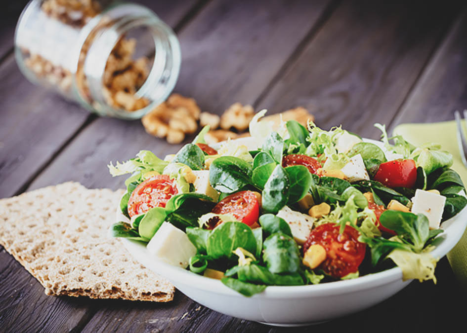 Salada de frango, queijo e nozes