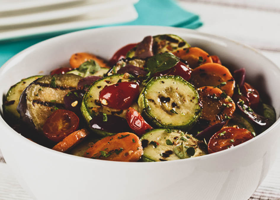 Salada de legumes grelhados com queijo mozzarella e azeite de coentros