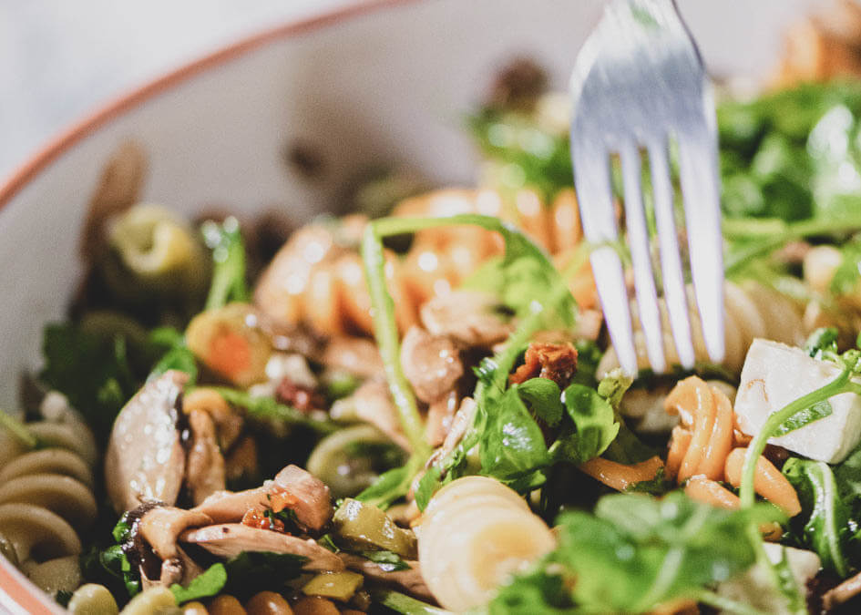 Salada de massa, cogumelos e queijo