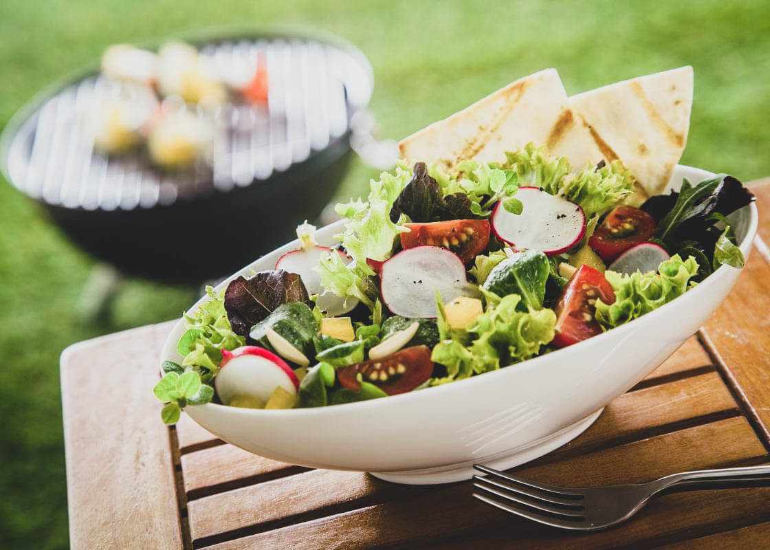 8 receitas de saladas frescas e leves para os dias quentes